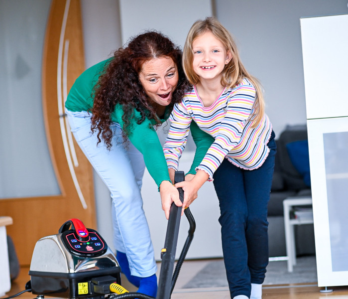 Mère et fille s'amusent à laver le sol ensemble avec le Thermostar