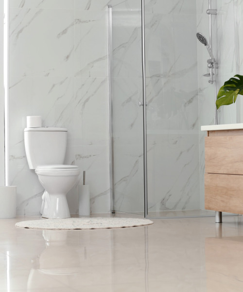 Toilettes hygiéniques dans une salle de bain lumineuse