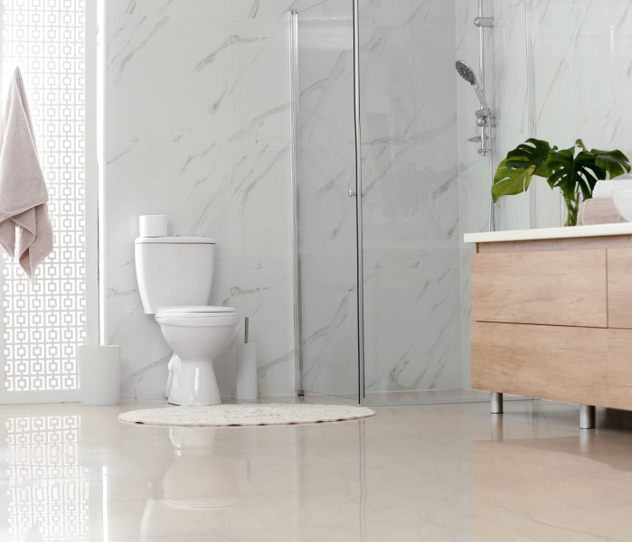 Toilettes hygiéniques dans une salle de bain lumineuse