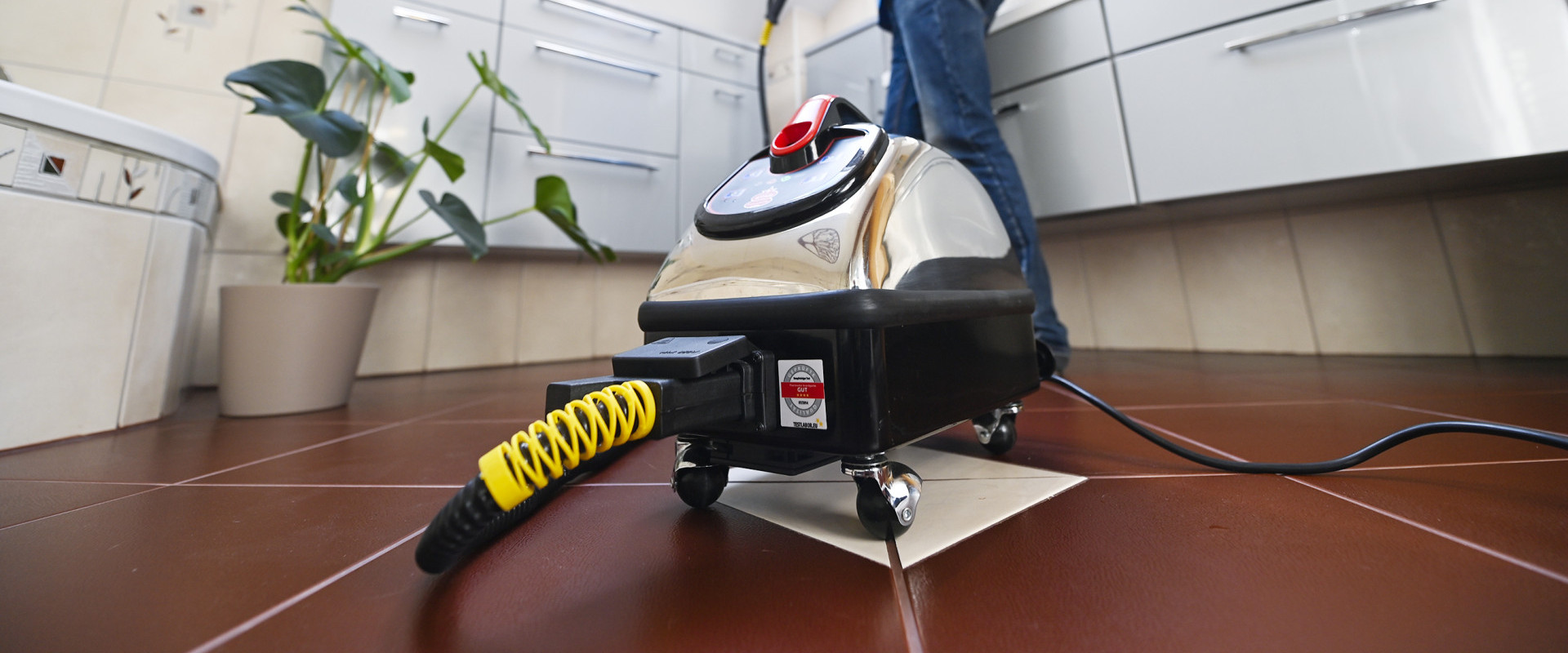 Un homme âgé nettoie facilement les fenêtres de toit de l'intérieur sans échelle grâce aux rallonges Thermostar